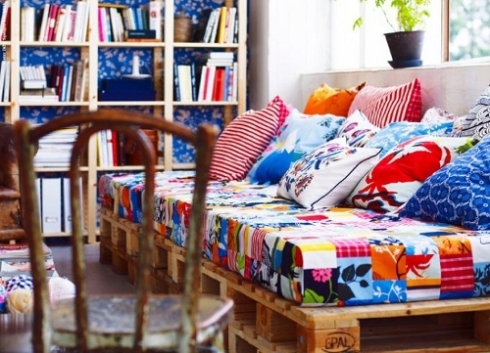 sofa-cama-de-pallet-tecidos-coloridos-azul-e-vermelho