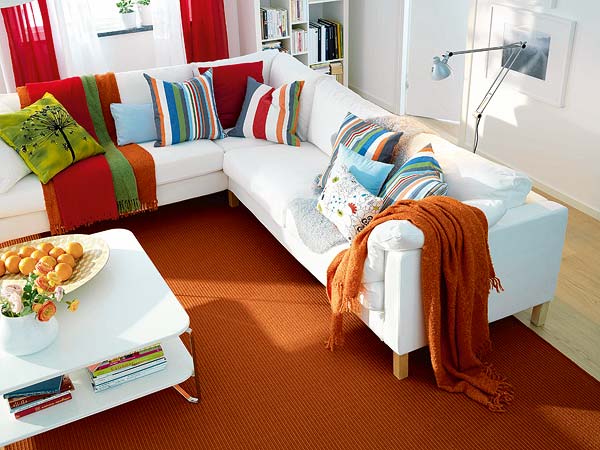 sofa de canto branco almofadas coloridas
